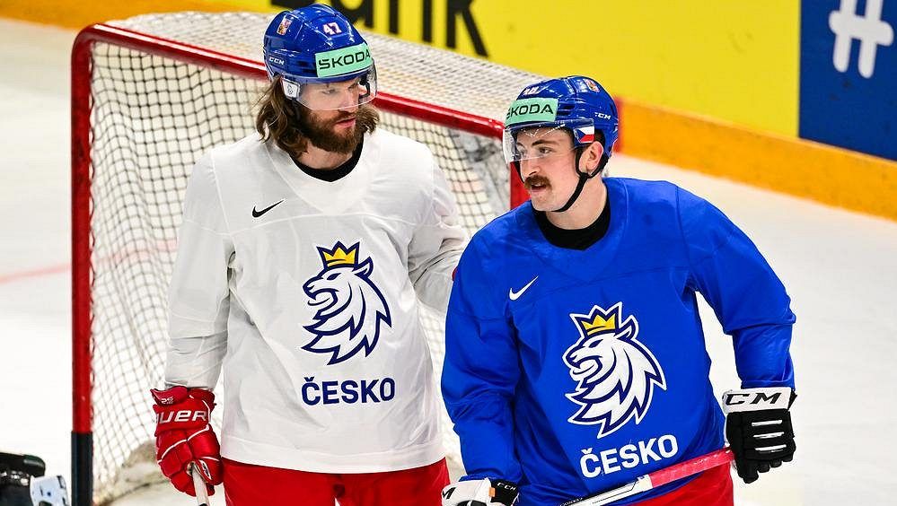 Knírek jako Super Mario či hrdina z hanbatých bijáků. Tři hokejisté změnili image, aby pobavili tým